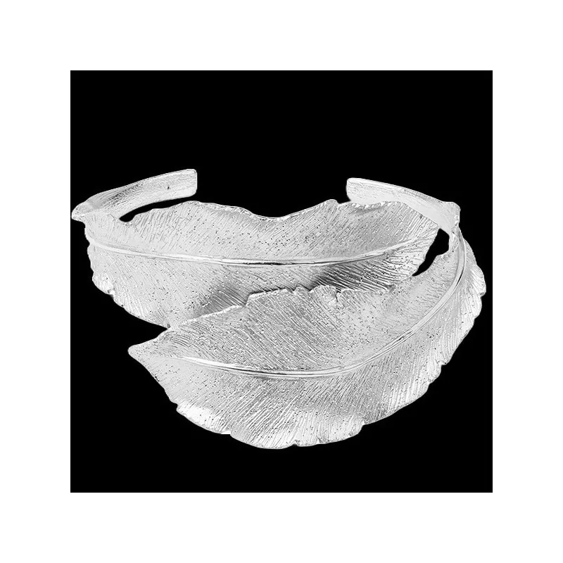 Rigid bracelet in silver with banana leaf design