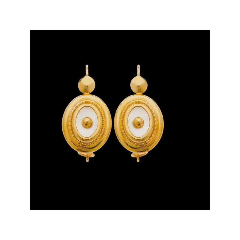 18 karat gold earrings with 2 claw-set mother-of-pearl.